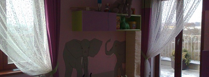 Dětský pokoj s kombinací závěsů dvou barev