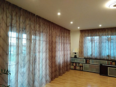 Poloprůhledné barevné záclony pro oživení interieru