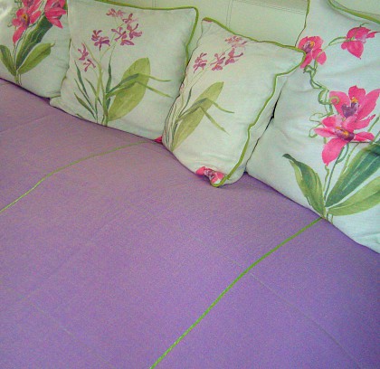 Nejkrásnější kombinace pro bílou ložnici - záclony a přehoz v růžové,lila a s květy orchidejí