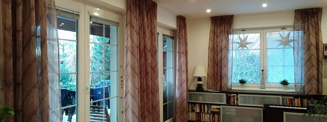 Poloprůhledné barevné záclony pro oživení interieru